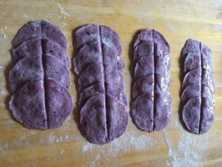 奶香紫薯玫瑰花卷,用筷子如图在中间用力压出沟痕