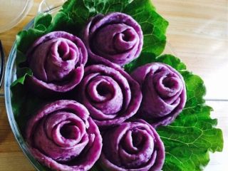 奶香紫薯玫瑰花卷,美丽又美味的奶香紫薯玫瑰花卷就做好了！是不是不忍心吃掉它呢？