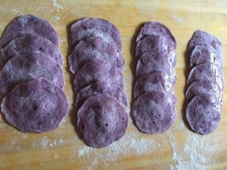 奶香紫薯玫瑰花卷,擀成薄片五个一组如图叠放，面皮边缘处用小刷子刷点油防止花瓣粘在一起