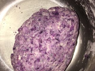 奶香紫薯玫瑰花卷,放安琪酵母粉3g小苏打2g温水和面软硬适中，不可以太软后期不好操作，面团头天晚上和好发上