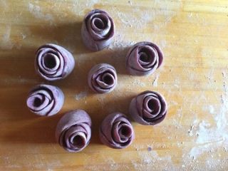 奶香紫薯玫瑰花卷,将切开的面皮竖过来整理好花形