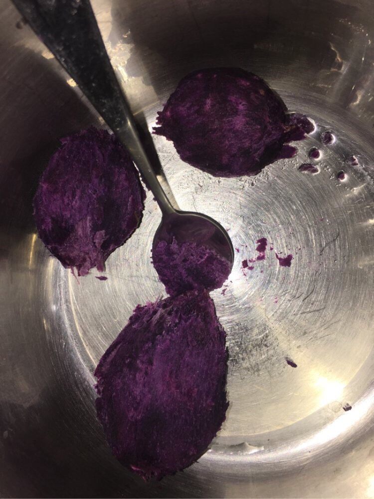 奶香紫薯玫瑰花卷,熟了的紫薯去皮处理掉两端毛刺用勺子压成紫薯泥