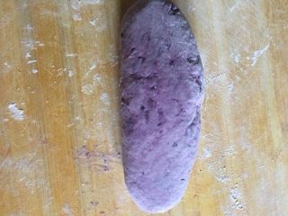 奶香紫薯玫瑰花卷,发好的面团揉匀