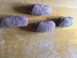 奶香紫薯玫瑰花卷,将叠放好的面皮如图从一端卷起来