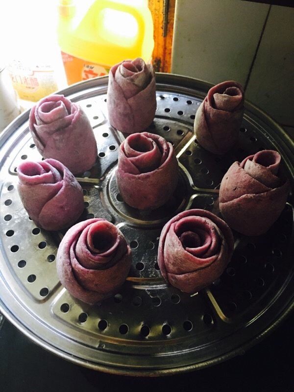 奶香紫薯玫瑰花卷,蒸锅中放水烧开，放蒸屉将蒸屉上刷点油大火蒸十五分钟关火焖五分钟