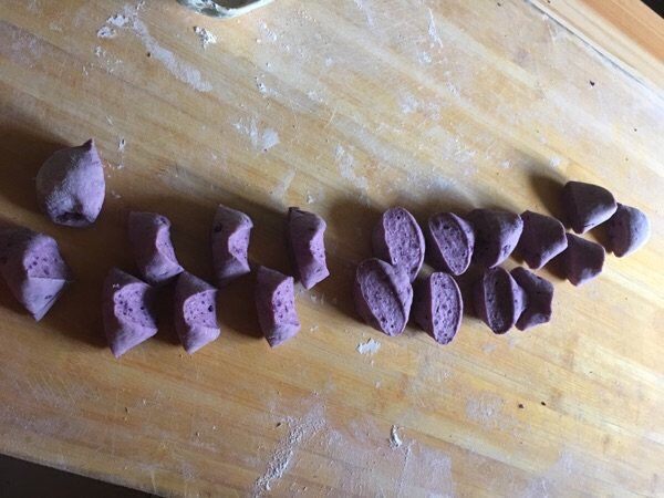 奶香紫薯玫瑰花卷,揉成长条圆形切成二十个等份小剂子