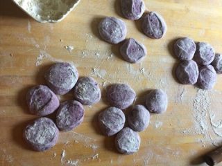 奶香紫薯玫瑰花卷,将小剂子按扁