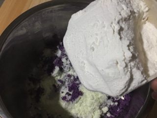 奶香紫薯玫瑰花卷,放超精粉一碗约500g