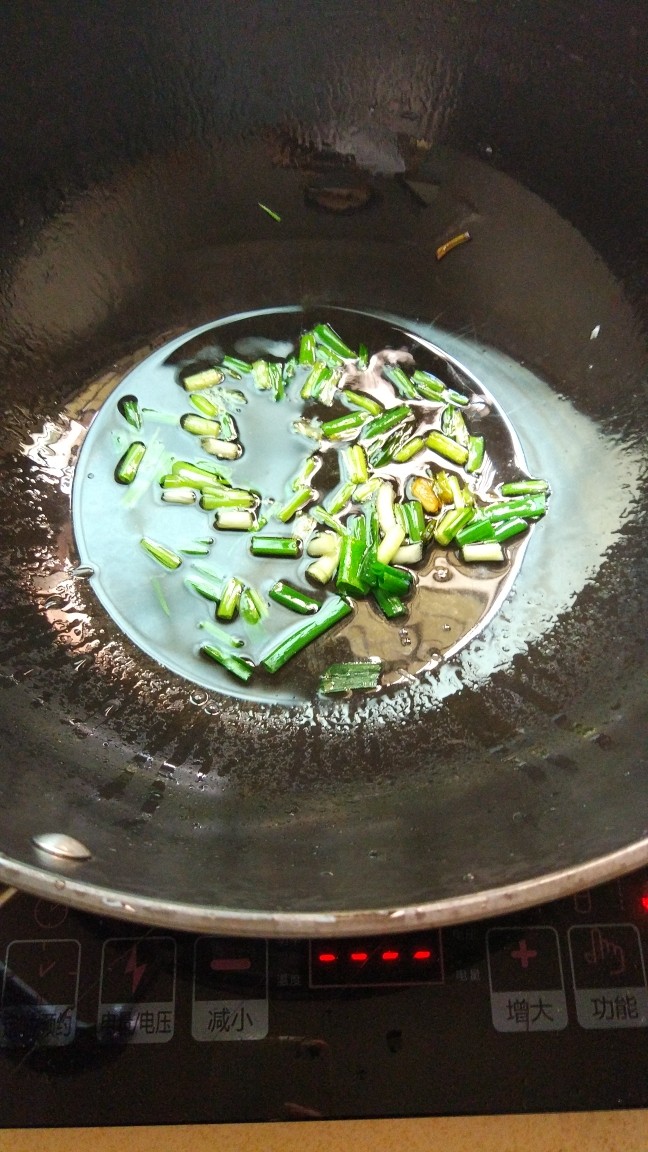 潮式清汤牛肉丸冬瓜河粉。,先热锅下油，在把一半的葱花爆香。