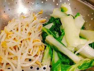 油泼扯面,焯好豆芽和青菜！