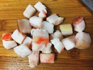 台灣經典肉燥飯,豬皮切小方塊