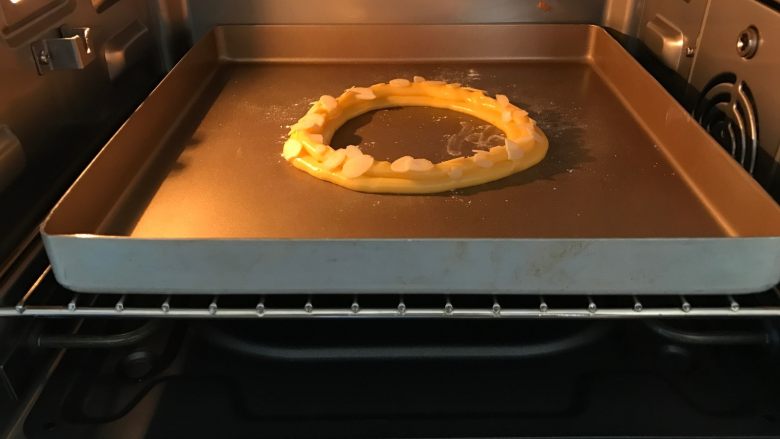 车轮泡芙,烤箱175度预热5分钟后，烤盘放置下层（大烤箱放中层），烤制30分钟即可
