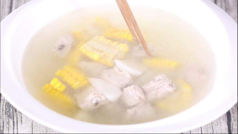 玉米山药排骨汤,调整一下准备吃饭，记住好看的摆盘可以增加食欲呦！