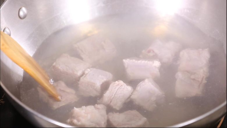 玉米山药排骨汤,排骨洗净后沸水，有效去除排骨内的杂质，并起到去腥的作用，也可以略加少许盐，提前入味杀菌。