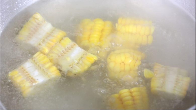玉米山药排骨汤,玉米沸水，主要是为了去除杂味，增加玉米的口感。