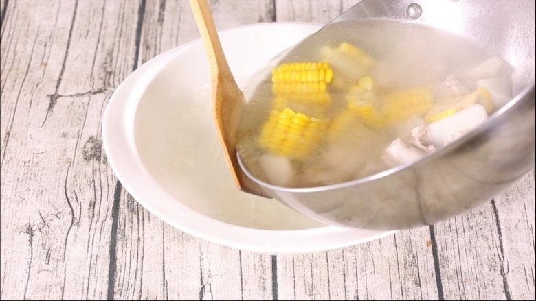玉米山药排骨汤,烧煮完成后，盛出。放到稍大的汤碗中，整个菜品的制作流程就是这些，比较简单。