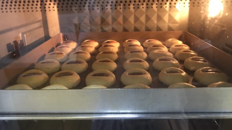 杏仁酥饼,放进烤箱上下火155度烤30分钟，各家的烤箱温度不一样，请根据自己家的烤箱调节温度