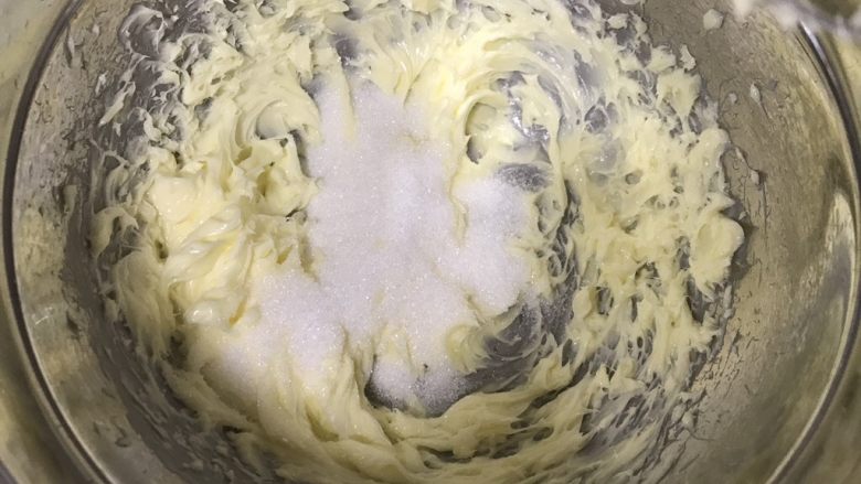 杏仁酥饼,55克细砂糖分3次加入黄油进行打发，打发到蓬松状态，每一次都要打均匀了再加，