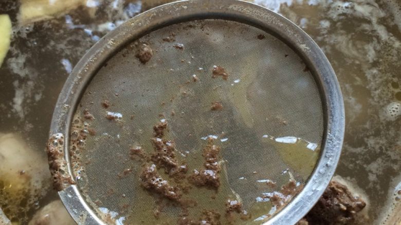 胡萝卜玉米瑶柱汤,所以材料都放冷水锅煮开后，把浮末都捞干净，都是腥味的来源。