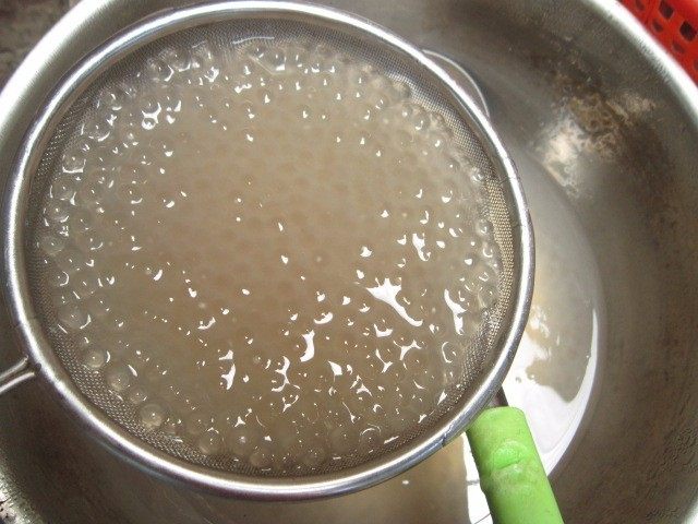 红豆西米露,闷好的西米已经完全变成透明状了。用凉水冲洗沥干。