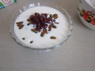 红豆西米露,撒上葡萄干即可享用，入冰箱冷藏食用更佳。