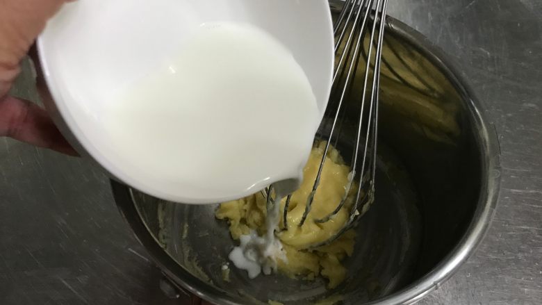 日式棉花肉松蛋糕卷,分4.5次加入温热的牛奶，每次加入后搅拌均匀