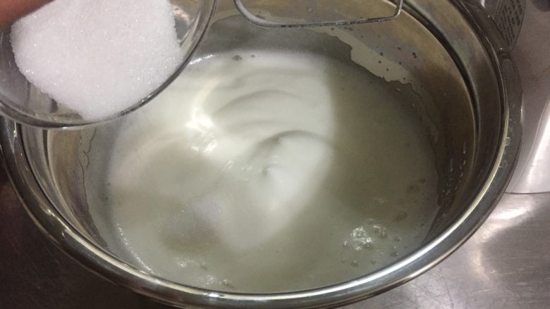 日式棉花肉松蛋糕卷,搅打至蛋白霜稍微成型后加入最后的砂糖