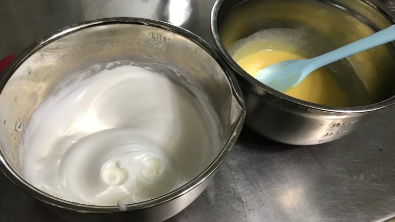 日式棉花肉松蛋糕卷,下面来混合蛋白霜和蛋黄糊