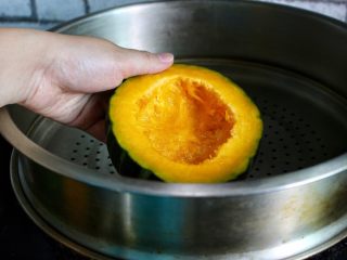 绿豆南瓜盅,放入蒸锅里，根据南瓜大小蒸熟南瓜。