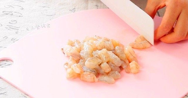 秋葵酿鲜虾,虾去虾线虾头剥虾壳，切丁，放料理机中.