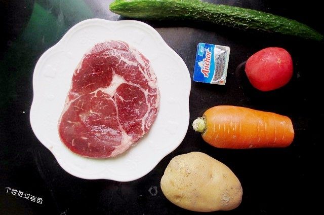 黑胡椒牛排，自制简单西餐,准备食材，牛排两面都用肉锤轻轻的将肉敲打按摩一下。
