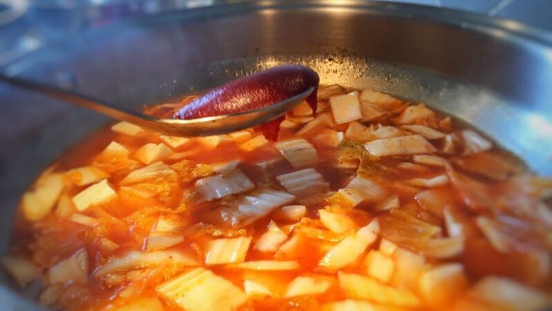 辣白菜豆腐汤,加入韩式辣酱搅拌均匀；