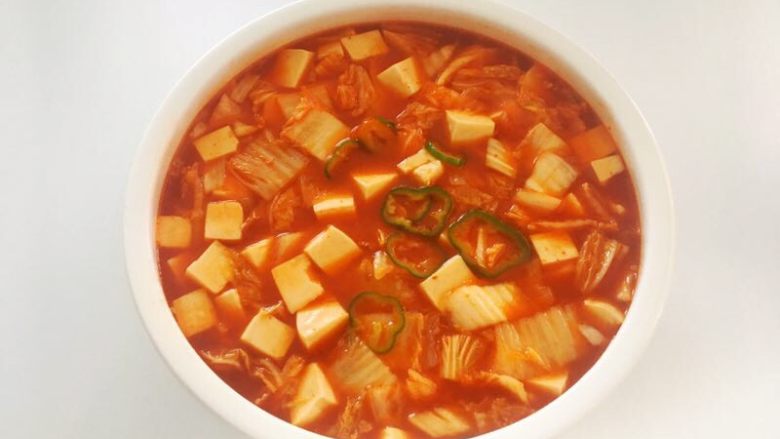 辣白菜豆腐汤,捞出装盘撒入红绿尖椒，酸甜香辣的辣白菜豆腐汤就做好了。