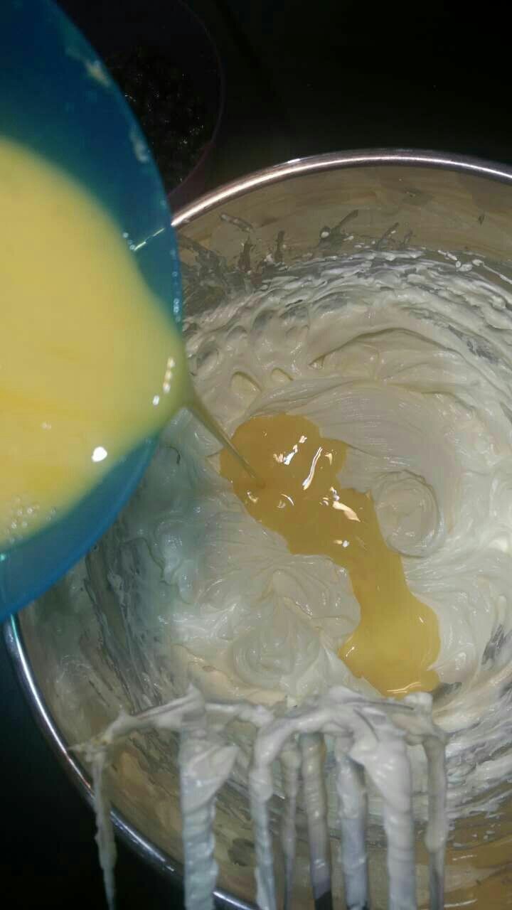 抹茶蜜豆蛋糕,分次加入蛋液，每次加入蛋液都要充分的搅拌均匀，在加入下一次。