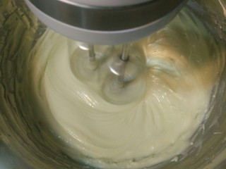 抹茶蜜豆蛋糕,快速搅拌至原体积的两倍大，颜色变浅黄色。