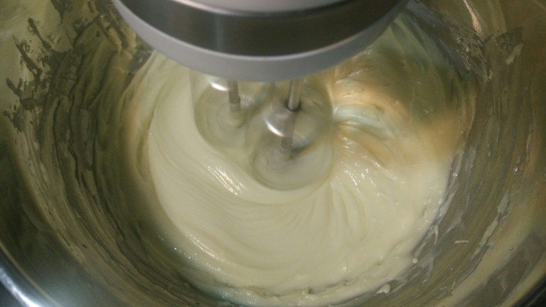 抹茶蜜豆蛋糕,快速搅拌至原体积的两倍大，颜色变浅黄色。