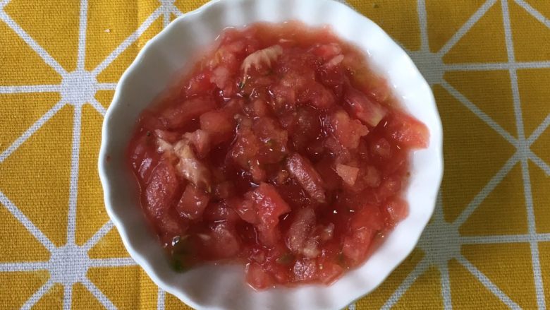 宝宝辅食之番茄芝士厚蛋烧,番茄去皮，切碎。
番茄尽量切碎些，这样卷蛋饼时不容易破。
因为用不了一个番茄，如果开水去皮的话，剩下的就浪费了，所以我是手撕去皮的。