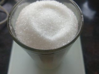 Pavlova 蛋白霜蛋糕,准备150g的白砂糖