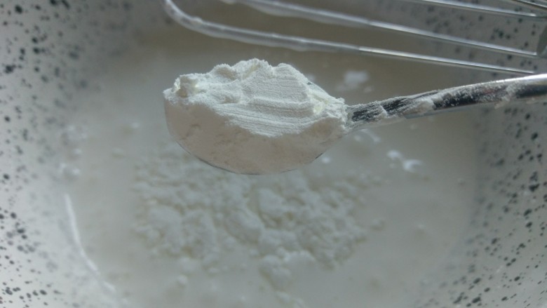 Pavlova 蛋白霜蛋糕,先放两茶匙的淀粉，打发均匀