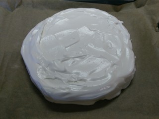Pavlova 蛋白霜蛋糕,把蛋白霜铺成这样圆形，蛋糕的形状，中间稍稍低于外围