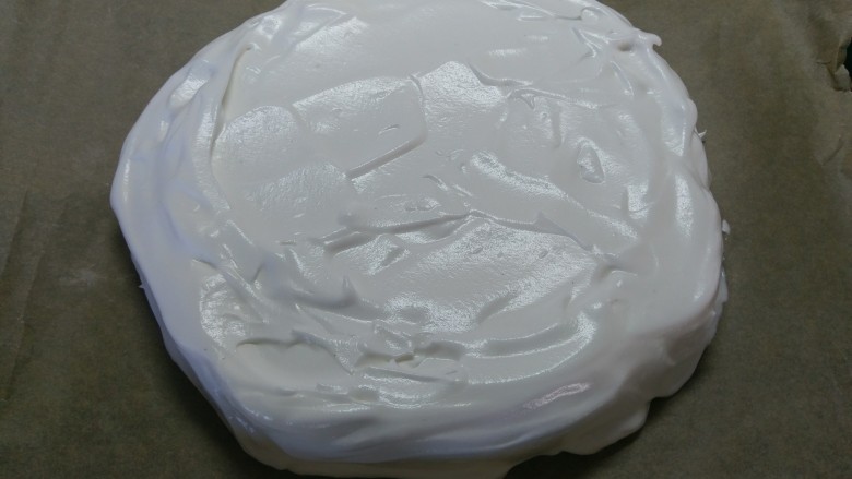 Pavlova 蛋白霜蛋糕,把蛋白霜铺成这样圆形，蛋糕的形状，中间稍稍低于外围