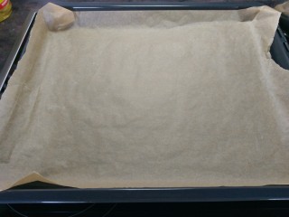 Pavlova 蛋白霜蛋糕,一张油纸，铺在托盘中