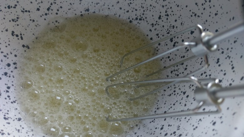 Pavlova 蛋白霜蛋糕,打发几秒就会有大泡泡，可以开始方糖，150g白砂糖分三次放入
