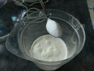 Pavlova 蛋白霜蛋糕,整上面的奶油层，200ml+两茶匙的糖 or 400ml+4茶匙的糖