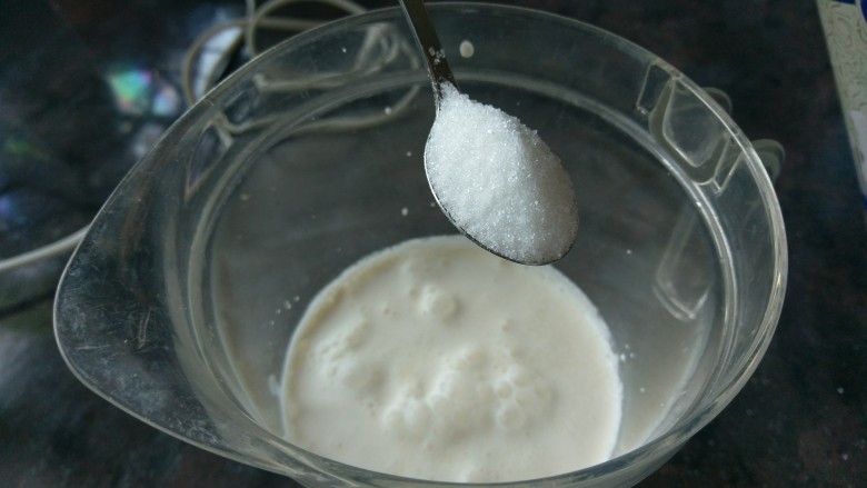 Pavlova 蛋白霜蛋糕,整上面的奶油层，200ml+两茶匙的糖 or 400ml+4茶匙的糖