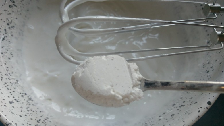 Pavlova 蛋白霜蛋糕,两茶匙香草糖粉，打发均匀