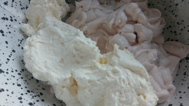 Pavlova 蛋白霜蛋糕,把两种cream混合均匀。