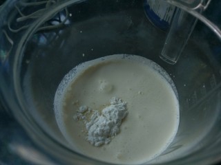 Pavlova 蛋白霜蛋糕,可以再加一两茶匙的香草糖粉