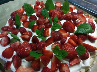 Pavlova 蛋白霜蛋糕,铺上草莓，再放点薄荷叶点缀