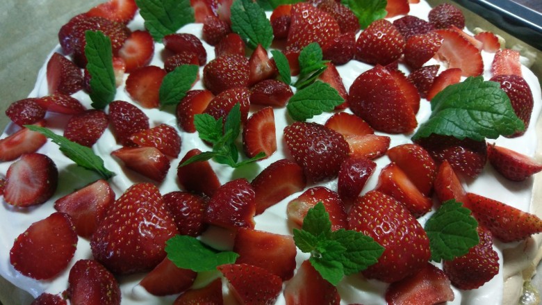 Pavlova 蛋白霜蛋糕,铺上草莓，再放点薄荷叶点缀